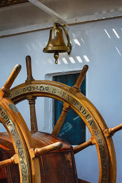 Кермо і корабельний дзвін вітрильного корабля — стокове фото