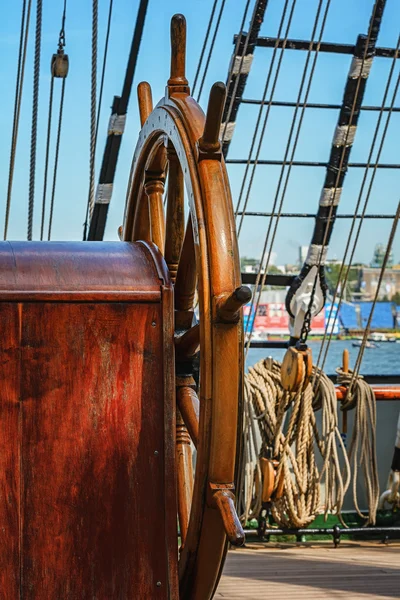 O leme e aparelhamento de um navio à vela — Fotografia de Stock
