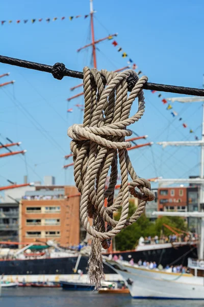 Cordas penduradas em uma corda . — Fotografia de Stock
