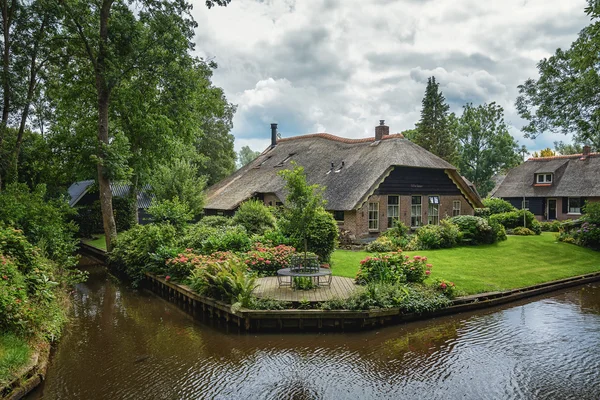 Giethoorn відомий як голландської Венеції — стокове фото