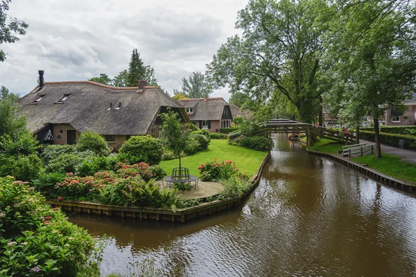 Giethoorn відомий як голландської Венеції — стокове фото