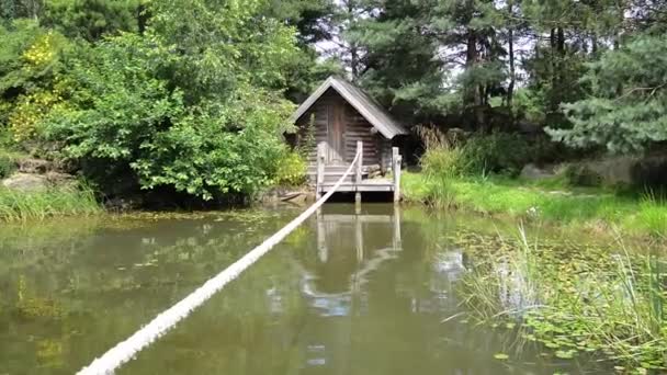 Opnemen vanaf een vlot trekken om over het meer. — Stockvideo