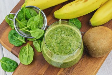 Smoothies için malzemeler: ıspanak, muz, kivi