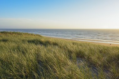 Gün batımında dunes görünümünden deniz.