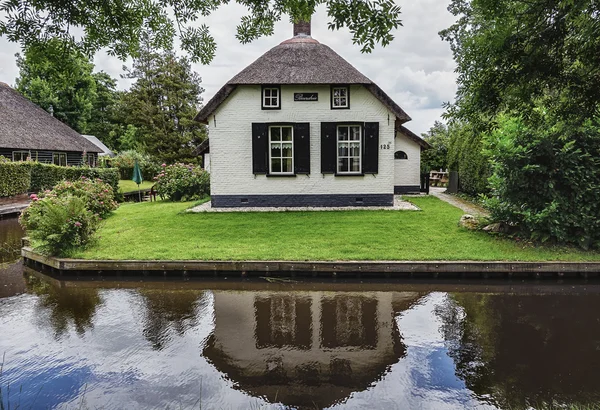 Giethoorn bekend als Nederlandse Venetië — Stockfoto