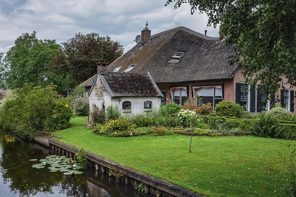 Giethoorn bekend als Nederlandse Venetië — Stockfoto