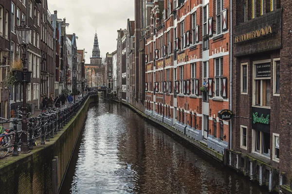 Kanál Oudezijds Kolk v centru Amsterdamu — Stock fotografie