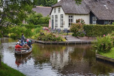 Turistleri, yerel eğlencelerin tadına fotoğraf çekmek bir teknede.