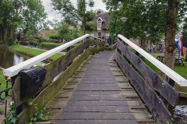 Giethoorn Hollandalı köy bir kanal üzerinden köprü.