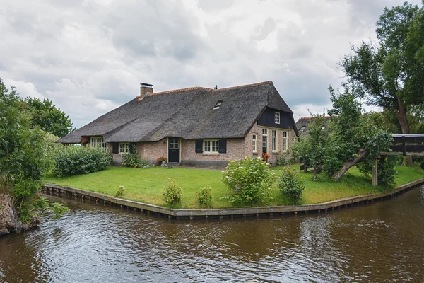 Het huis staat tussen de kanalen in het Nederlandse dorp van Gi — Stockfoto