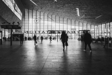 Rotterdam Merkez İstasyonu iç hall.