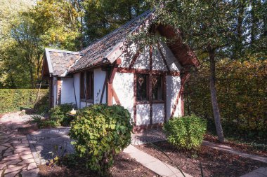 Landgraaf, Hollanda, 26 Ekim 2019: Park Mondo Verde 'nin İngiliz bahçesindeki bir kır evinin resmi