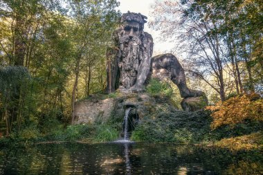Hollanda, Landgraaf, 26 Ekim 2019: Parc Mondo Verde 'deki Apeninlerin en yüksek devi..