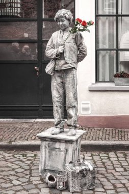 Deventer, Hollanda, 15 Aralık 2018: Hollanda Deventer 'daki Dickens festivali sırasında yaşayan heykeller