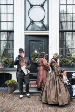 Deventer, Hollanda, 15 Aralık 2018: Hollanda Deventer 'da Dickens Festivali sırasında Dickens' in ünlü kitaplarından karakterler