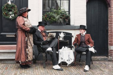 Deventer, Hollanda, 15 Aralık 2018: Hollanda Deventer 'da Dickens Festivali sırasında Dickens' in ünlü kitaplarından karakterler