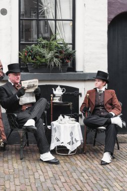 Deventer, Hollanda, 15 Aralık 2018: Hollanda Deventer 'da Dickens Festivali sırasında Dickens' in ünlü kitaplarından karakterler