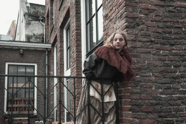 Deventer, Hollanda, 15 Aralık 2018: Deventer 'daki Dickens Festivali sırasında Dickens' ın ünlü kitaplarından birinde yer alan balkondaki genç kız