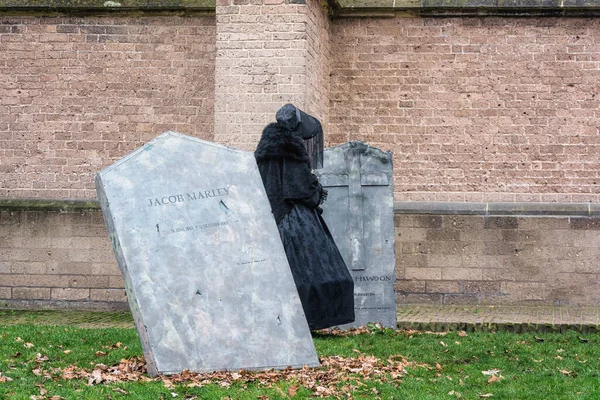 Deventer Holandia Grudnia 2018 Czarna Wdowa Odwiedza Cmentarz Przy Kościele — Zdjęcie stockowe