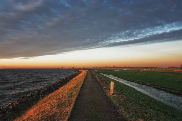 Der Deich Die Insel Marken Den Niederlanden Bei Sonnenaufgang — Stockfoto