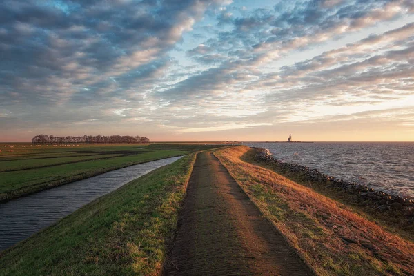 Der Deich Die Insel Marken Den Niederlanden Bei Sonnenaufgang Mit — Stockfoto