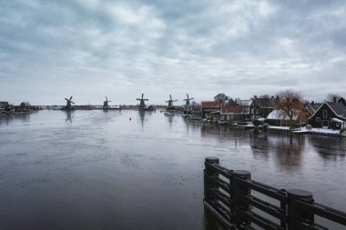 Hollanda 'daki Zaanse Schans' taki yel değirmenlerinin panoraması