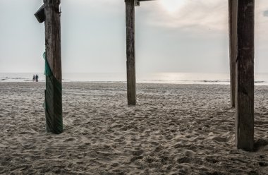 Sahilde gün batımı.