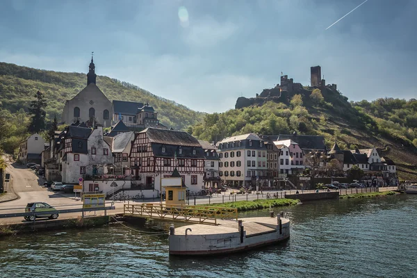 De kleine stad op de rivier. — Stockfoto