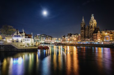 Amsterdam'da karanlık akşam