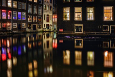Amsterdam'da karanlık akşam