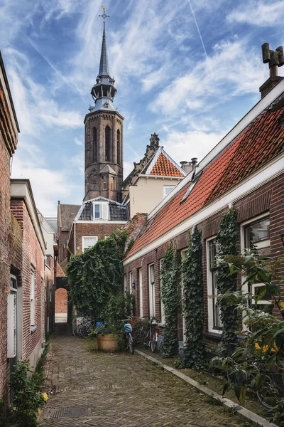 Alte Straße mit Blick auf die Kirche. — Stockfoto