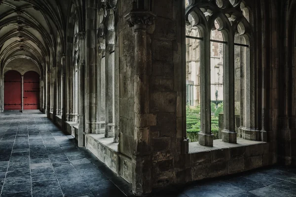 Puertas cerradas en el pasillo del templo . — Foto de Stock