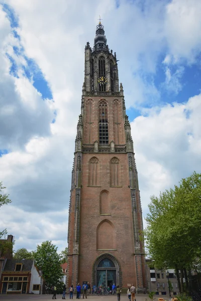 gökyüzüne bakarak.