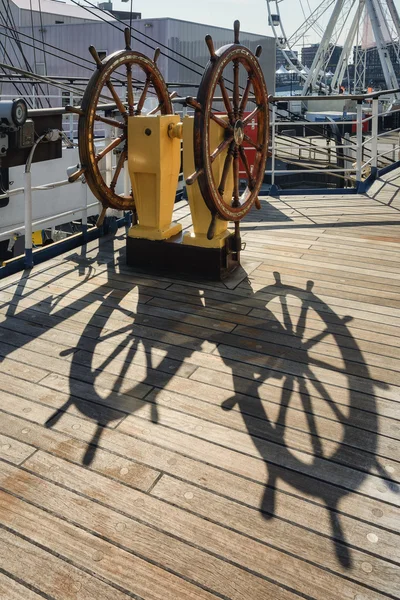 Van het schip wiel en zijn schaduw. — Stockfoto