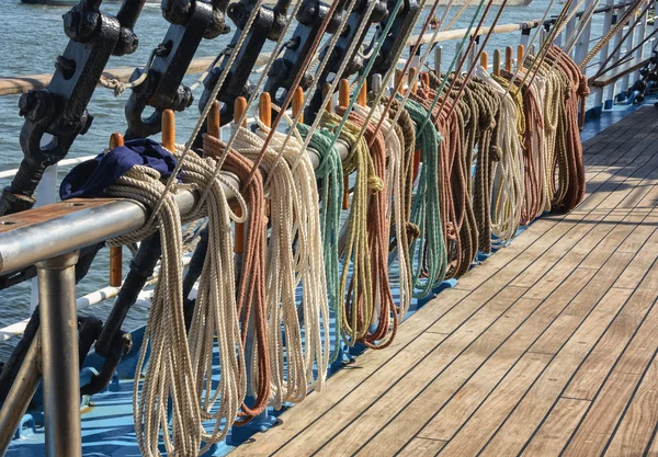 Touwen Opknoping Op Het Dek van Een schip — Stockfoto