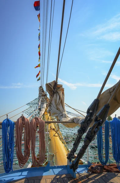 Touwen opknoping op het dek van een schip — Fotografia de Stock