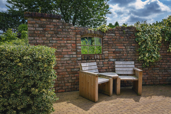 Садовая мебель у стены
.