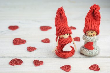 Beyaz zemin üzerine örme bebek.