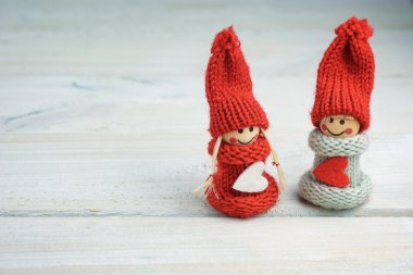 Beyaz zemin üzerine örme bebek.