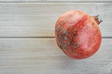 Kırmızı nar meyve.