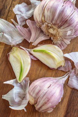 Kesme tahtasındaki sarımsak.