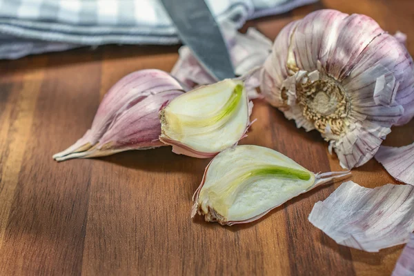 Garlic on a cutting board. — Stock Photo, Image