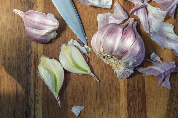 Garlic on a cutting board. — Stock Photo, Image