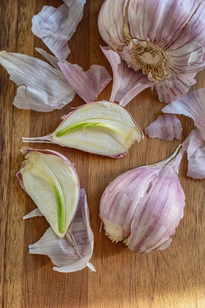 Knoflook op een snijplank. — Stockfoto