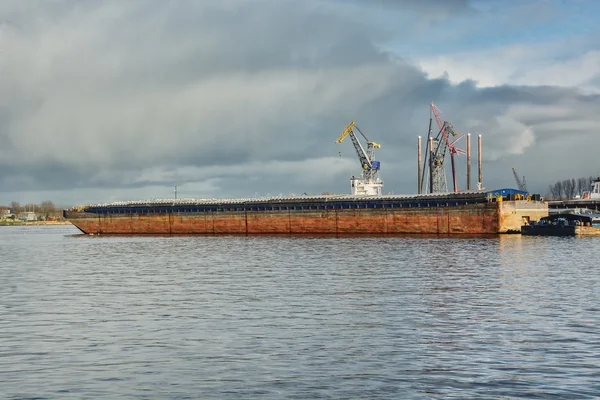 Der Hafen in der Stadt. — Stockfoto