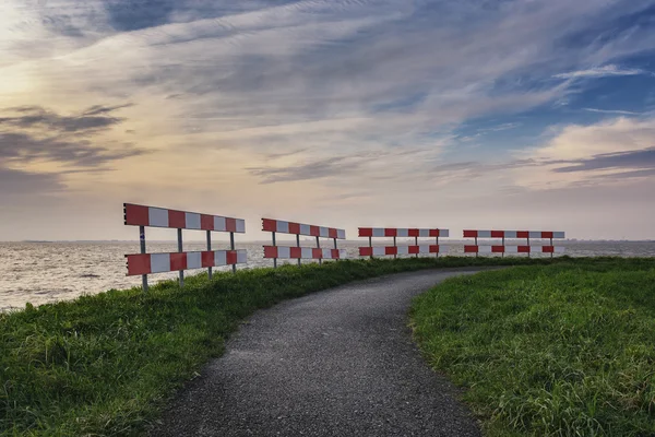 Yolun yanında yol çit. — Stok fotoğraf