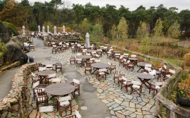 Parktaki boş kafe..