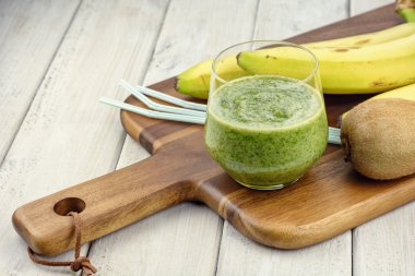 ahşap üzerine yeşil smoothies