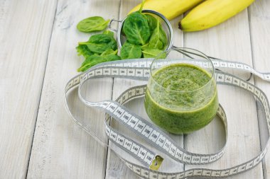 ahşap üzerine yeşil smoothies