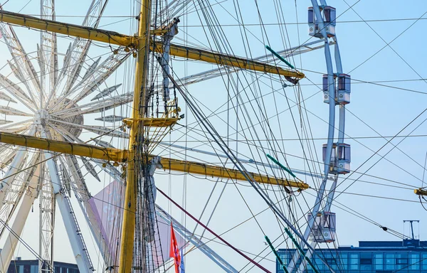 Stěžeň a ruské kolo. — Stock fotografie